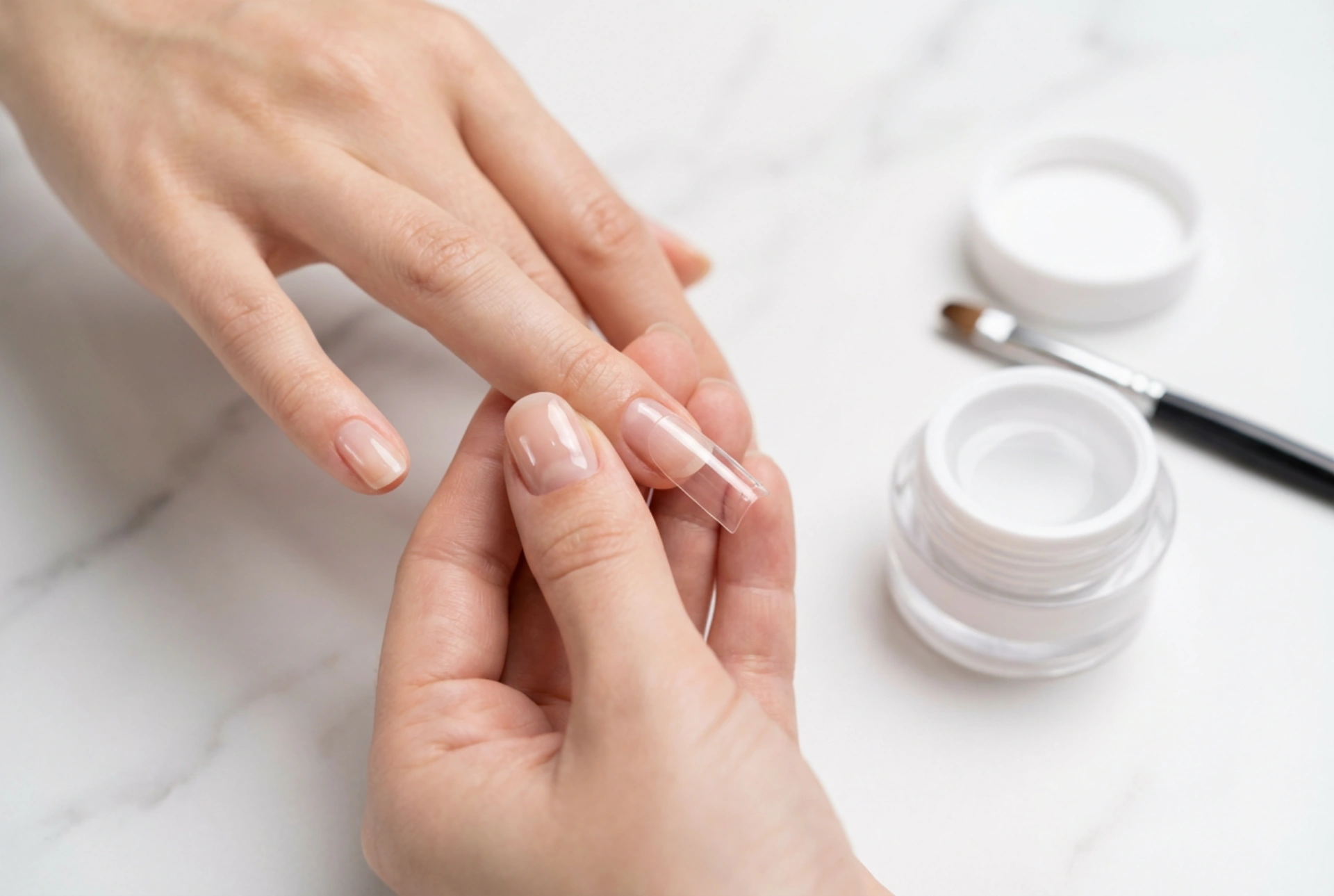 Extension d'ongles au gel avec dual forms : préparation et application