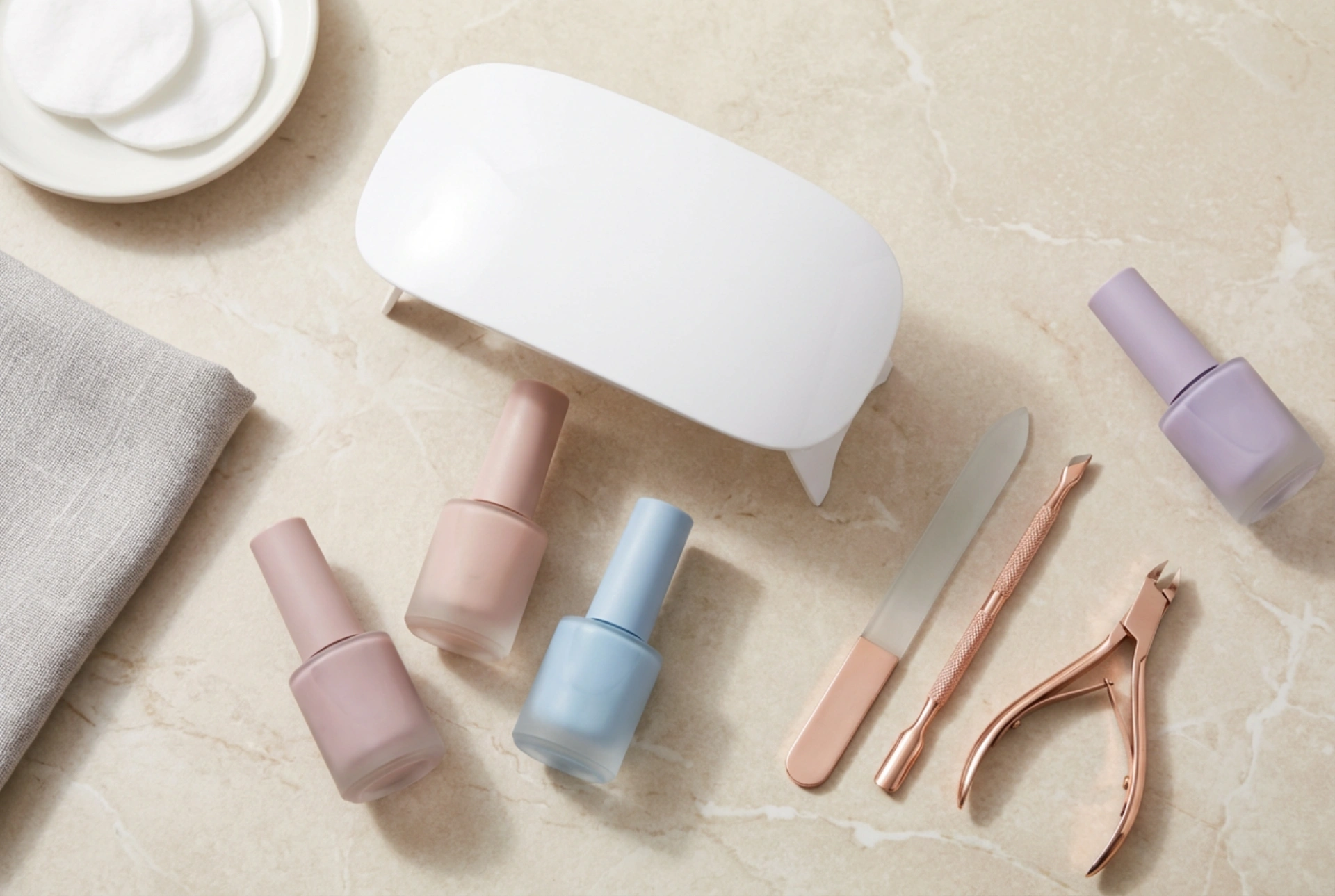 Lampes UV pour les ongles : types, puissances et comment éviter un durcissement incomplet