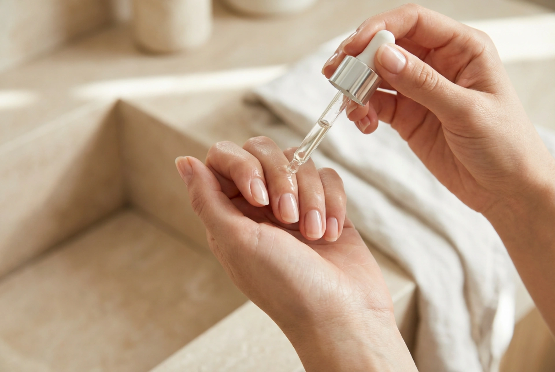 Ongles cassants : protection quotidienne, coupe et soin de la plaque unguéale