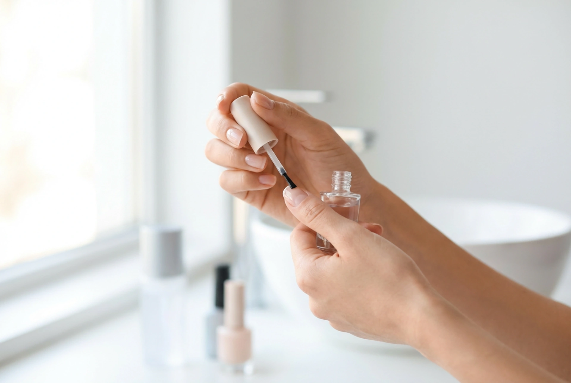 Choisir sa base pour les ongles : pourquoi l'appliquer et comment le faire correctement