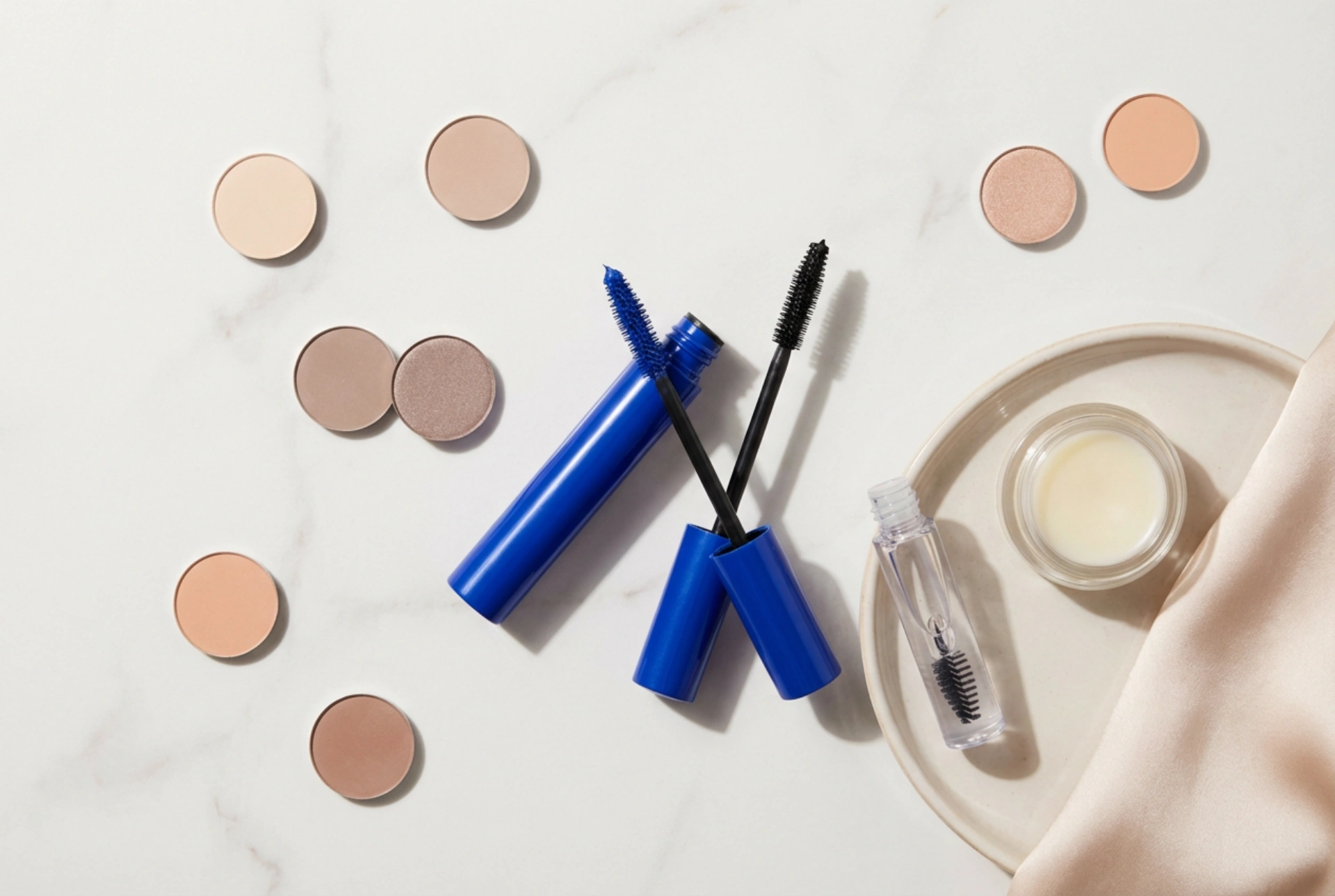 Le mascara bleu en pratique : comment l'associer et sublimer le regard