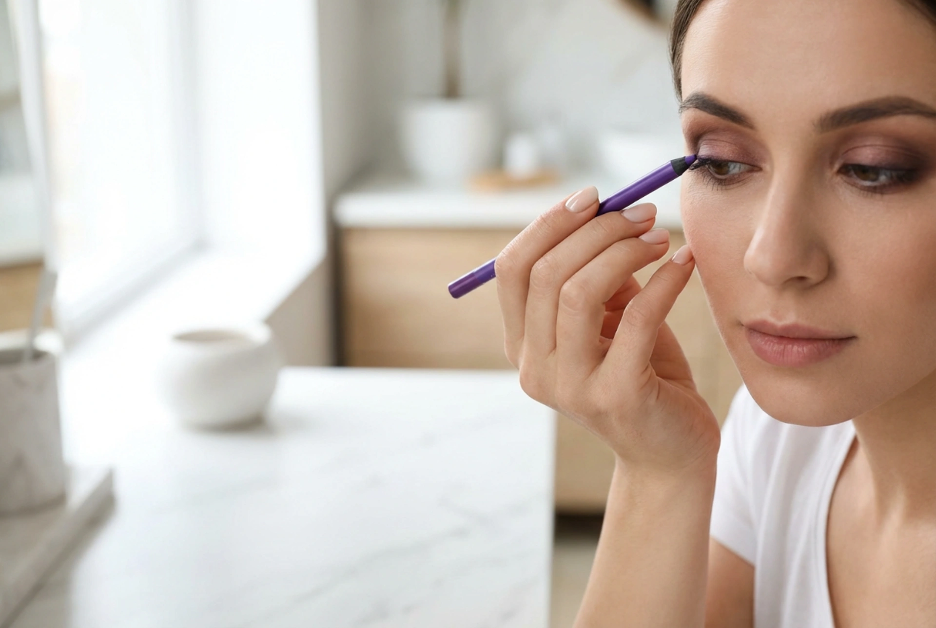 Crayon yeux violet : tons rajeunissants, traits doux et harmonies avec les marrons