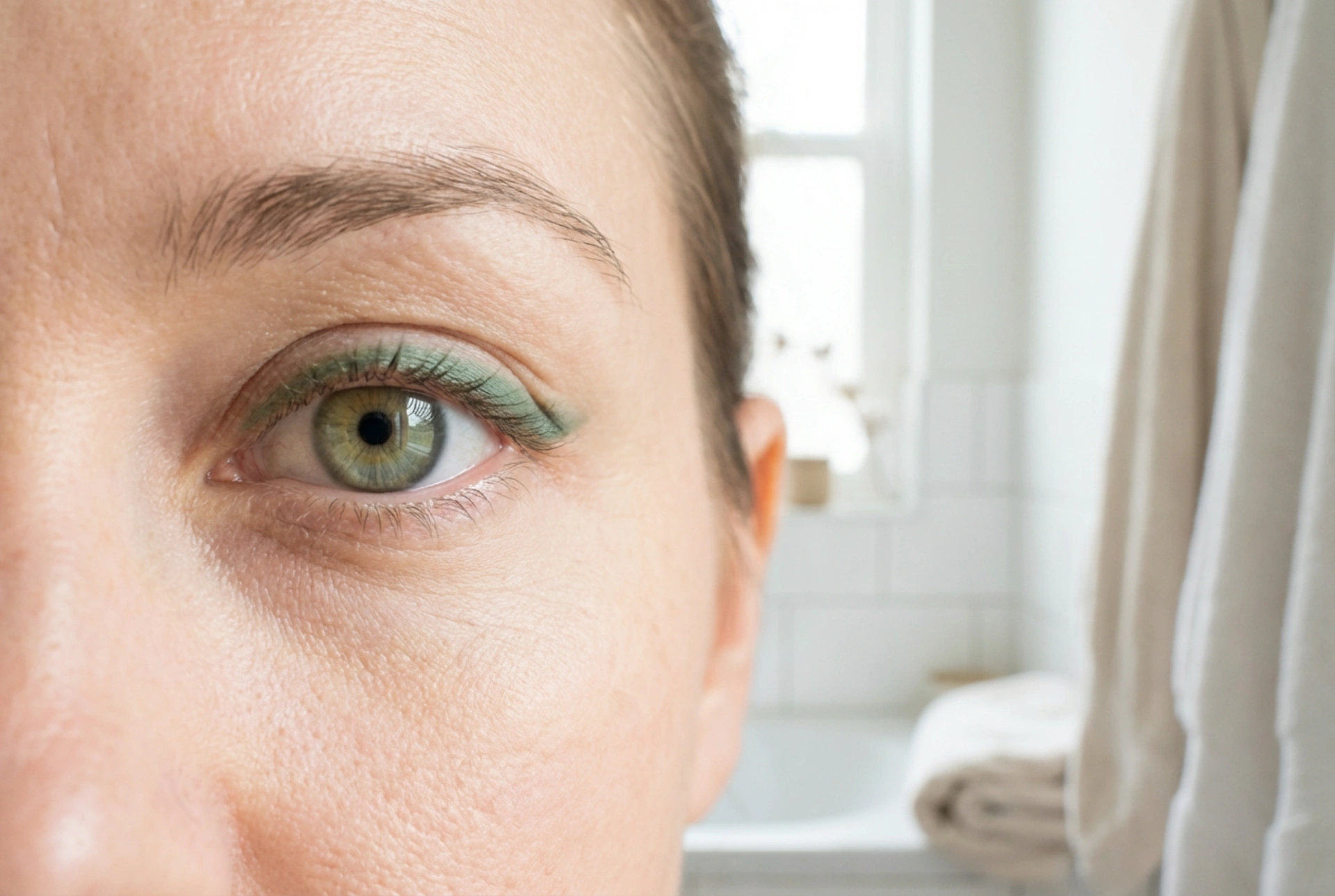 Crayon vert pour les yeux : sublimer l'iris, traits floutés et harmonies de couleurs