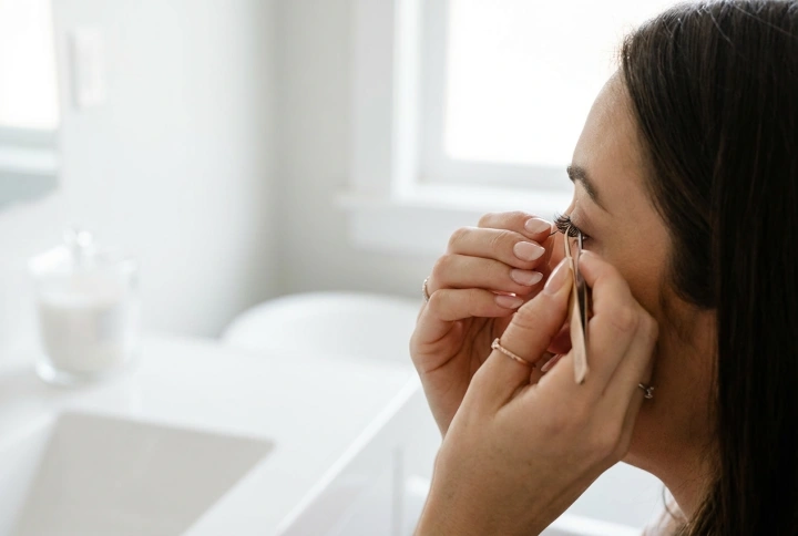 Les cils Kim K : Comment appliquer les bouquets de cils à la maison