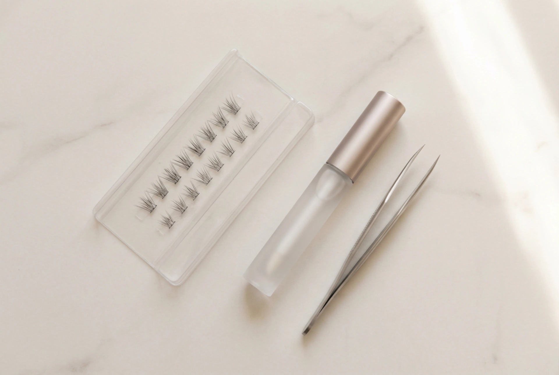 Tuffs de cils prêts à l'emploi : technique et colle pour une semaine ou une soirée