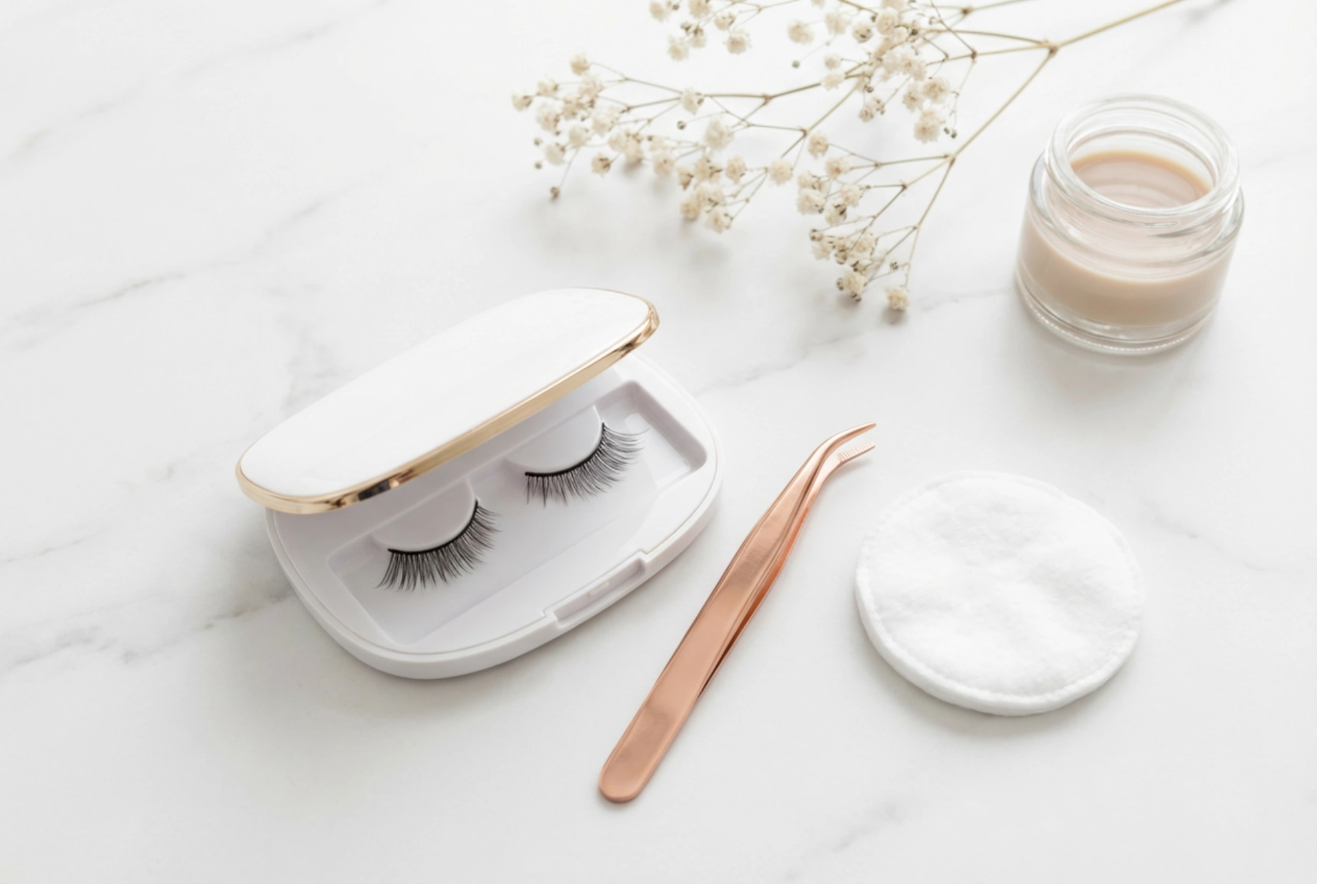 Faux cils magnétiques sans eye-liner : pose, ajustement et entretien
