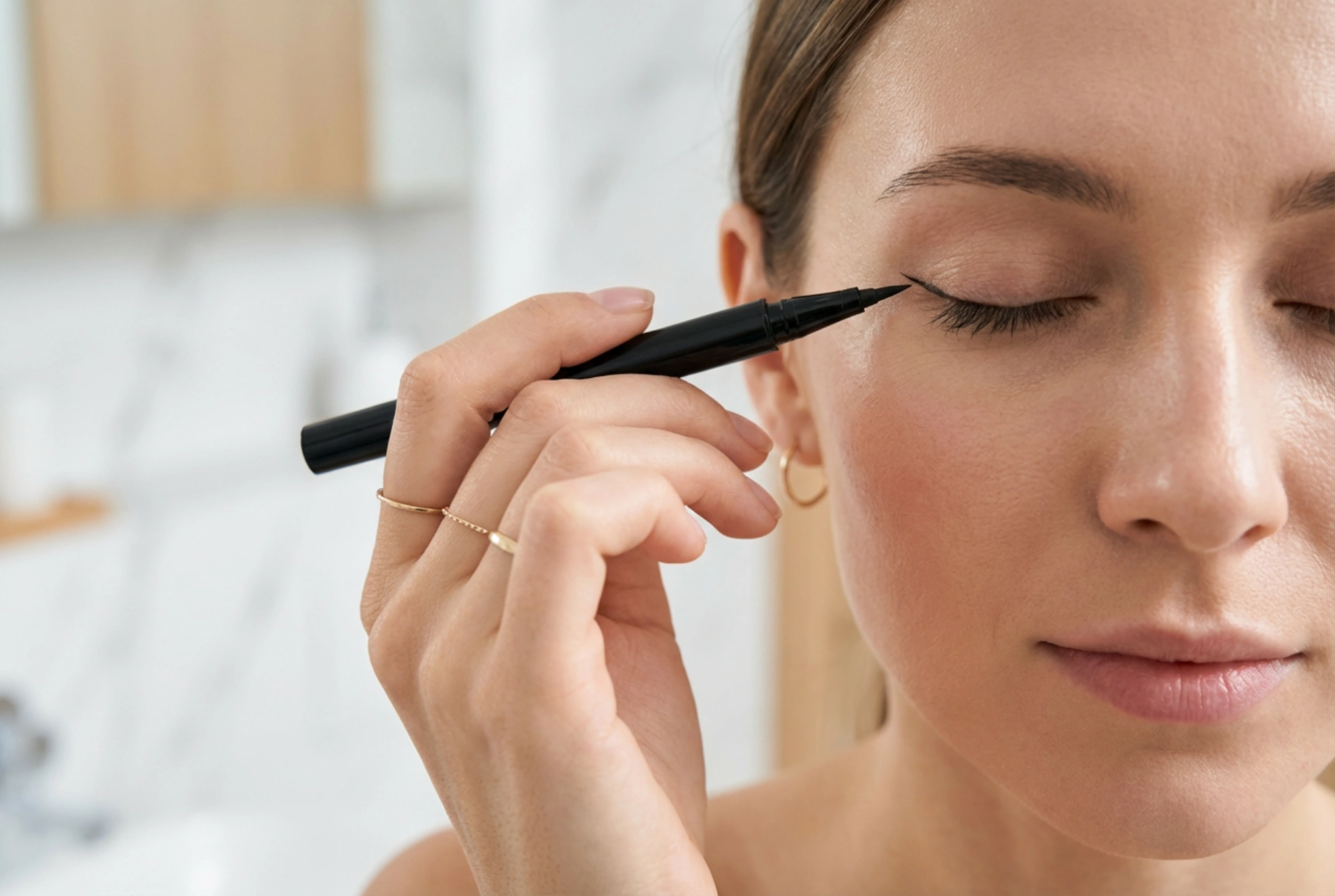 Comment tracer un trait d'eyeliner parfait : prise en main, angles et finitions