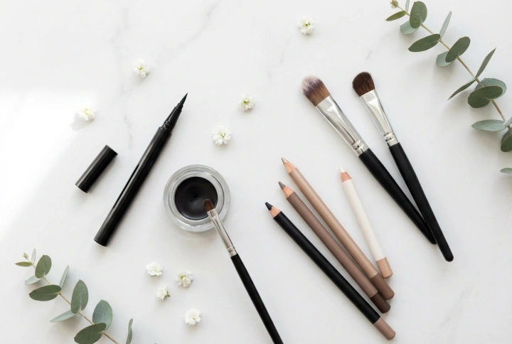 Tracer son trait d'eyeliner : un guide pratique d'application et d'outils