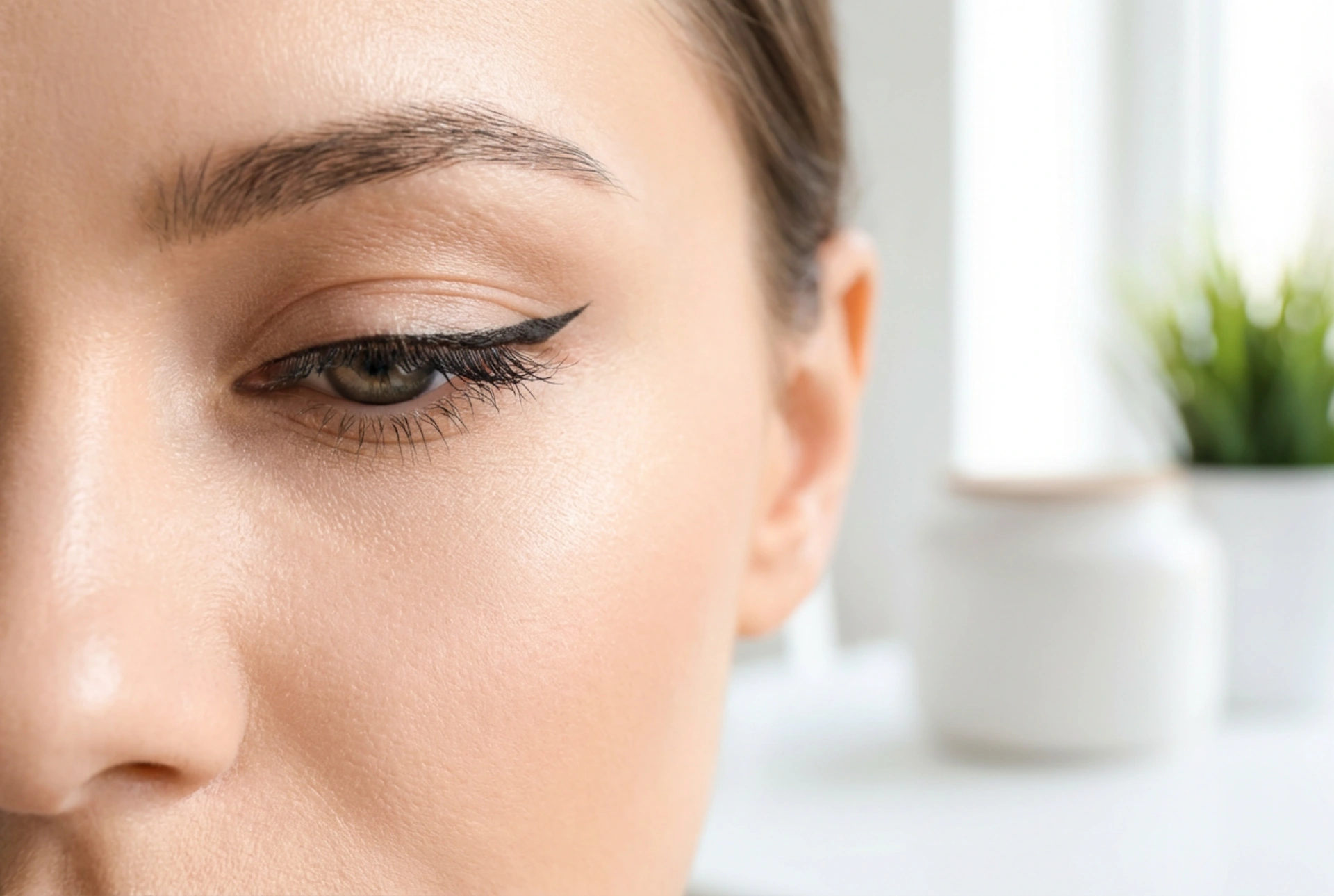 L'eyeliner au quotidien : ligne fine, virgule et finitions parfaites