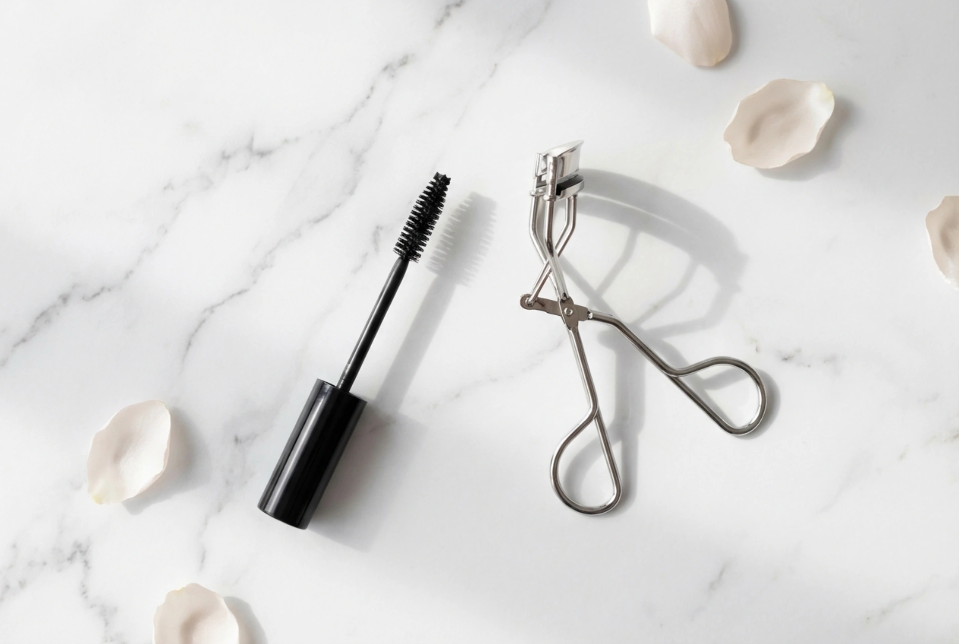 Le duo parfait : mascara recourbant et recourbe-cils
