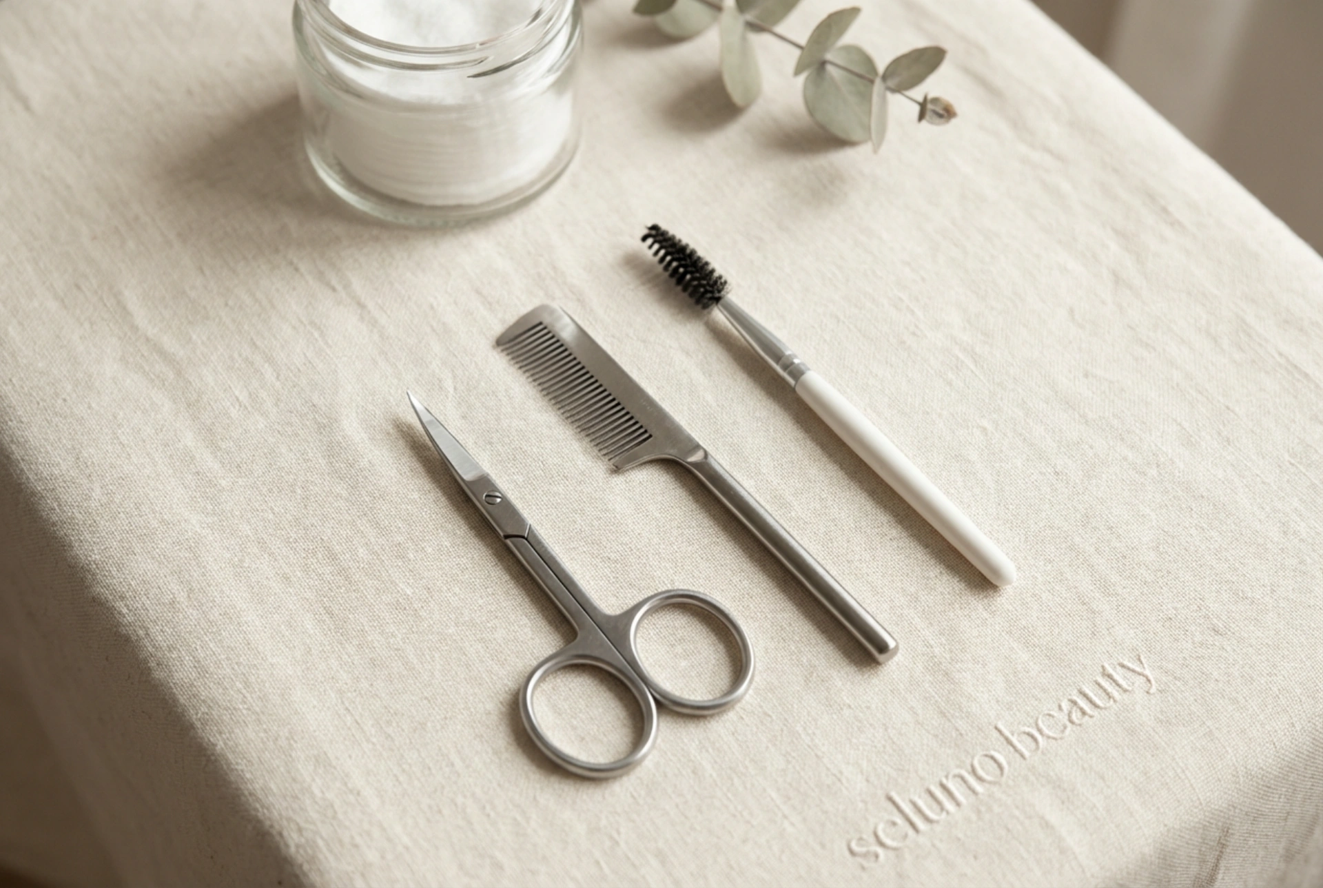 Taille des sourcils : ciseaux, peigne et technique de précision étape par étape