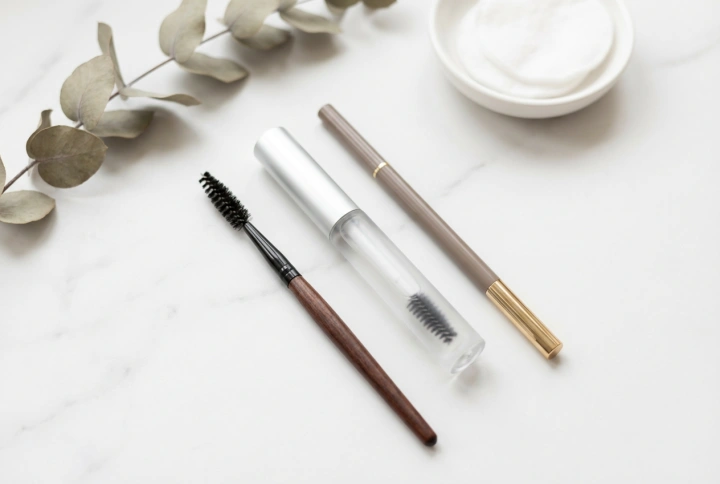 Sourcils naturels sans exagération : techniques, produits et erreurs