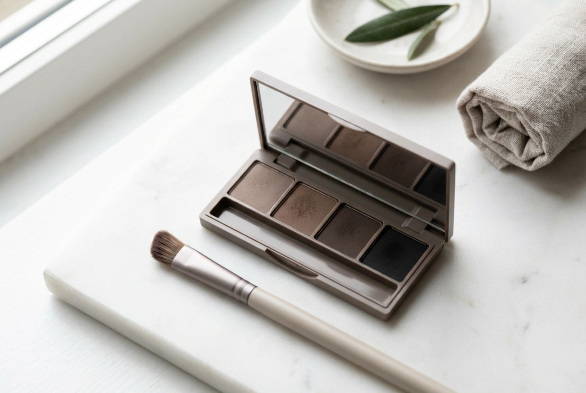 Palette à sourcils : techniques d'application et ombrage naturel