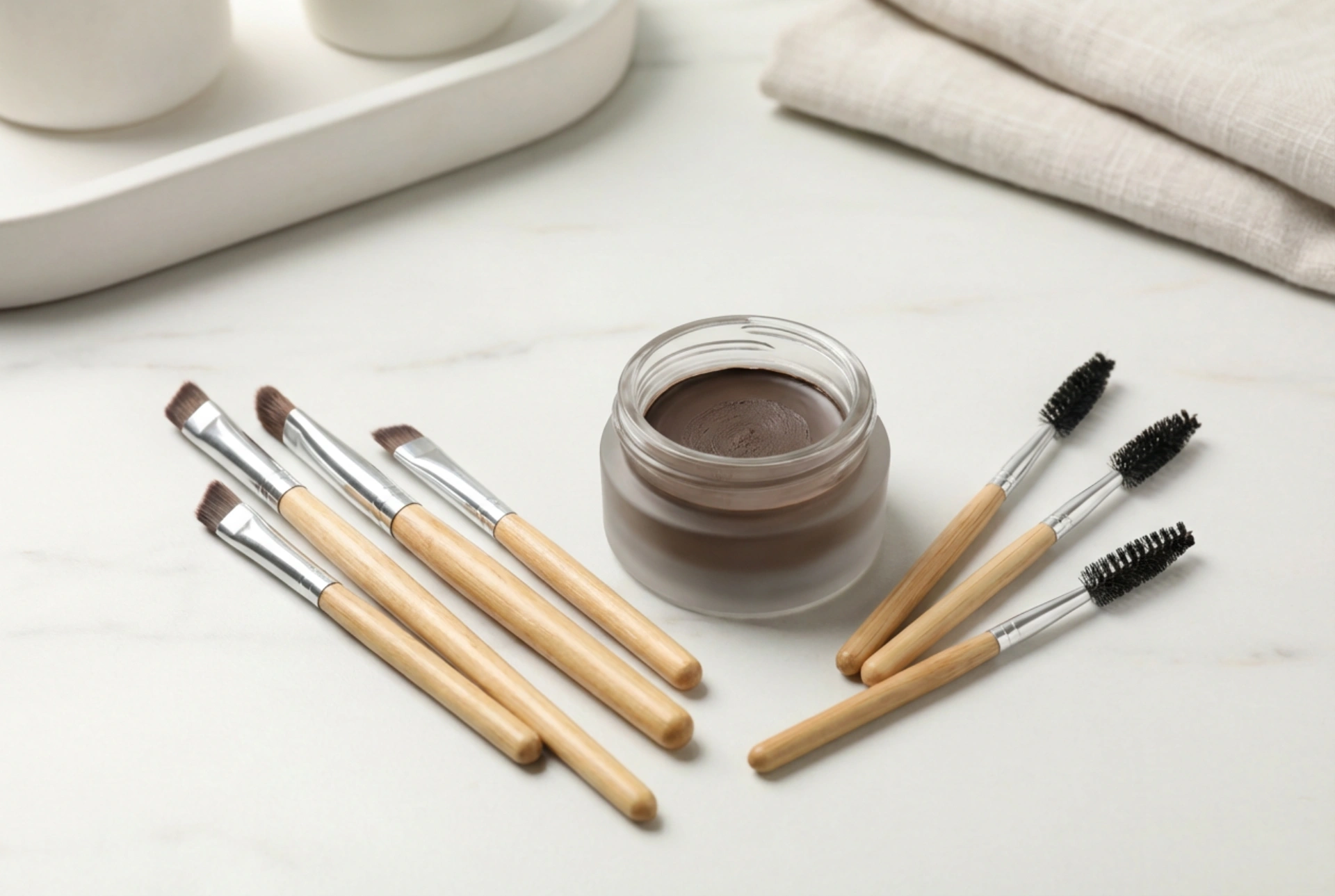 Pinceaux à sourcils : les formes essentielles et comment les utiliser avec une pommade