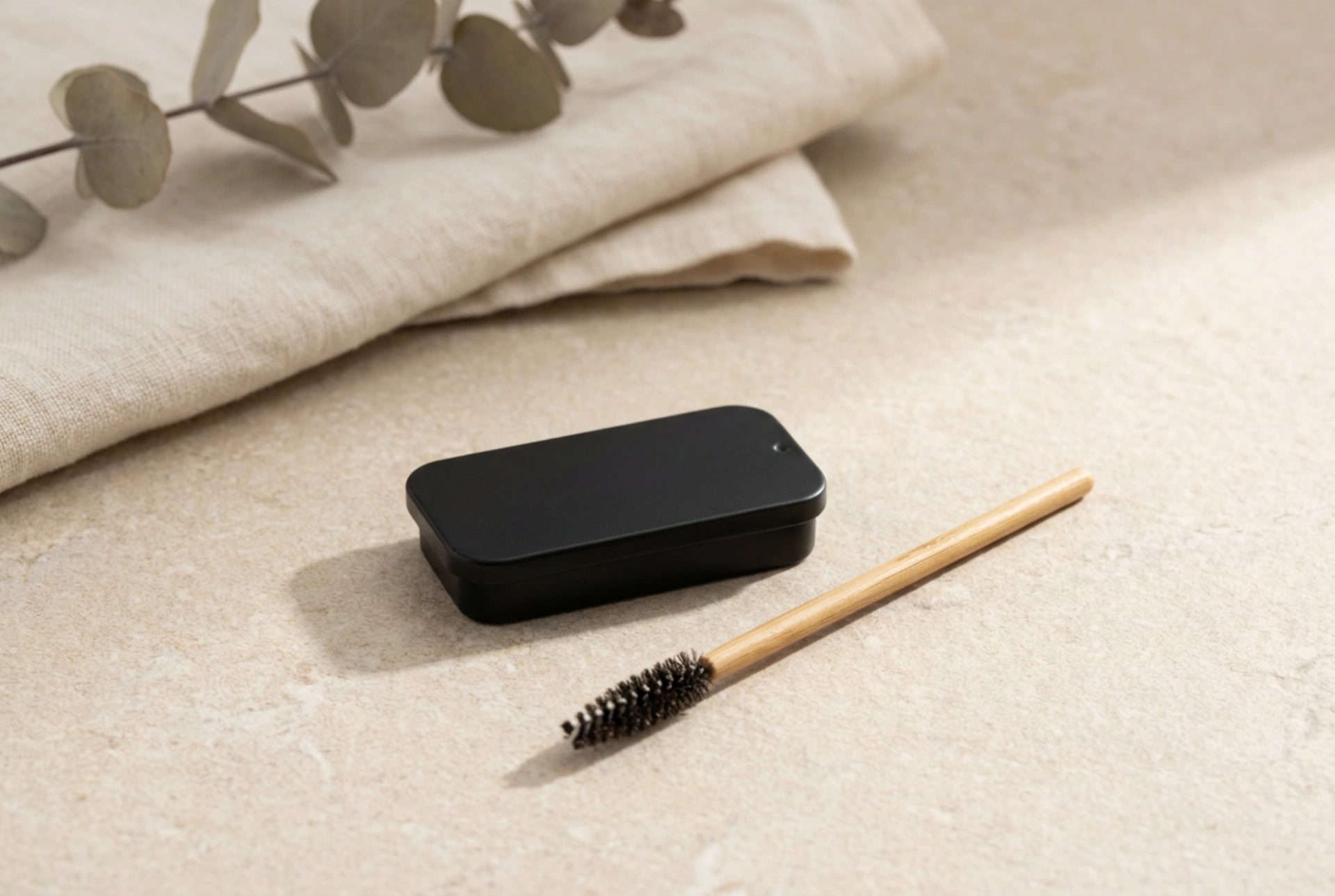 Savon noir pour sourcils : à qui convient-il, comment l'appliquer et comment le fixer