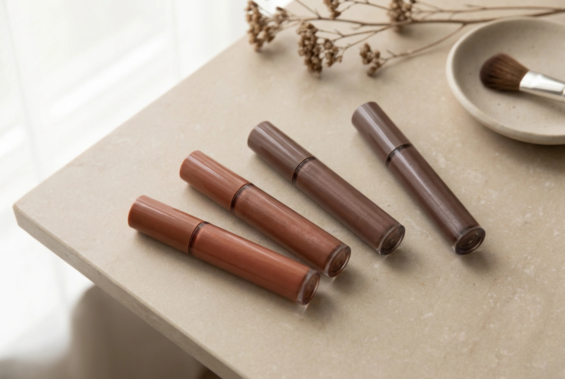 Le gloss brun pour toutes les carnations : choisir entre tons chauds et froids