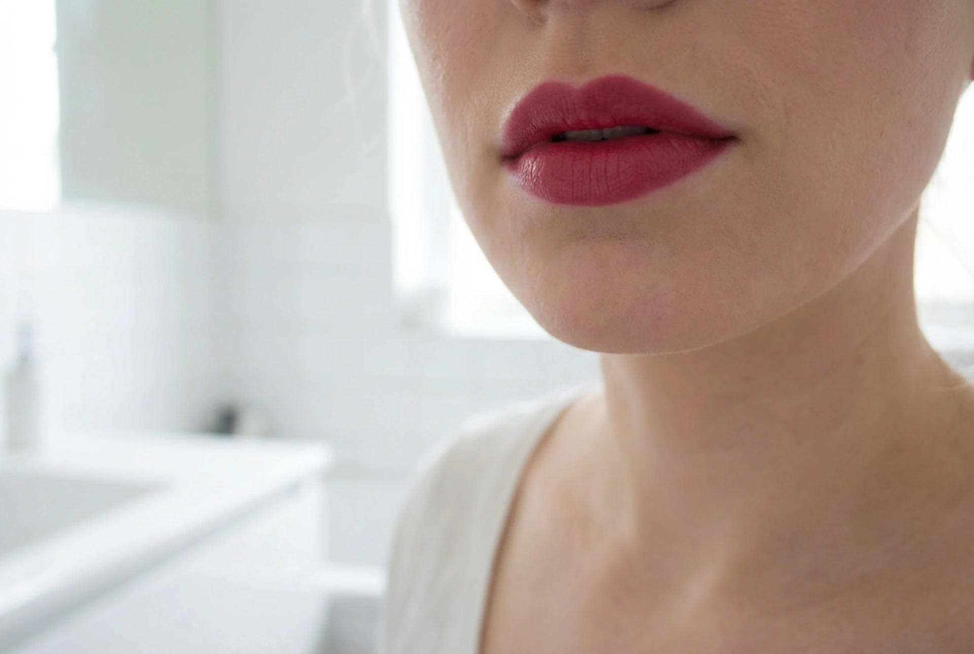 Le rouge à lèvres rouge à sous-tons bleus : le secret d'un sourire éclatant et d'une tenue parfaite