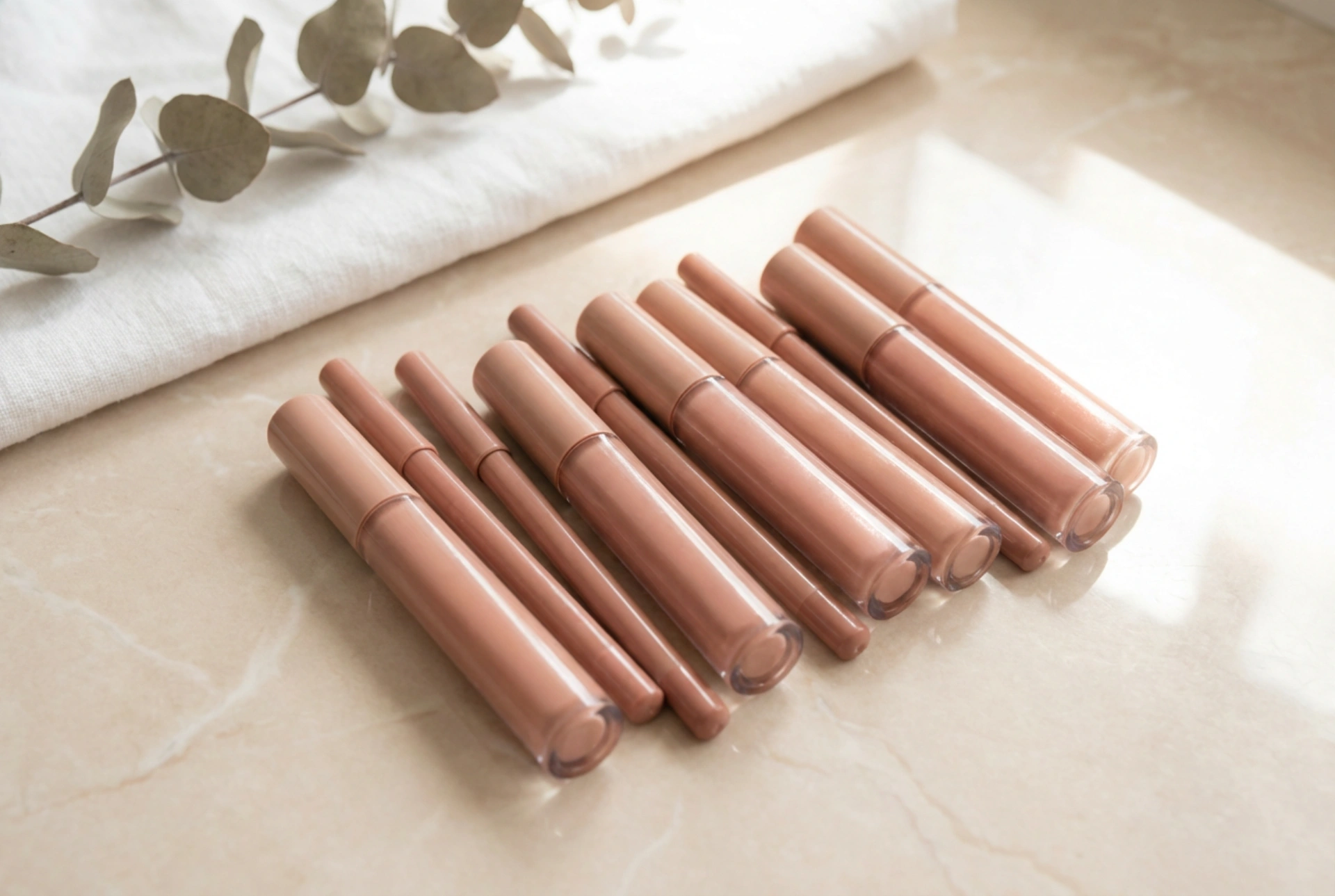 Gloss nude : éclat subtil, association avec le crayon à lèvres et retouches