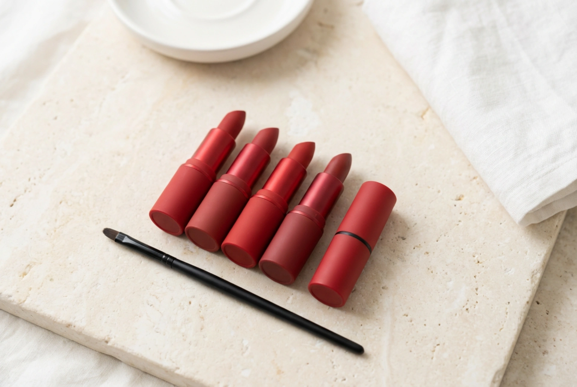 Rouges à lèvres rouges pour le jour et le soir : comment les appliquer