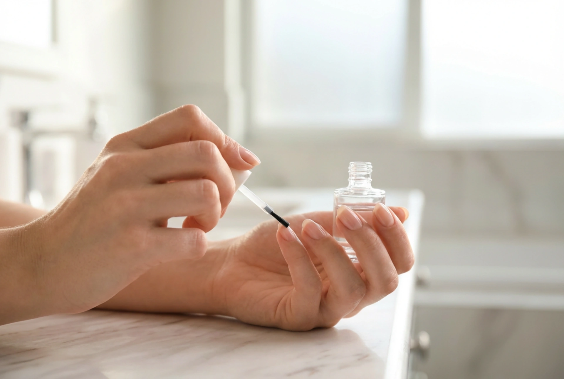 Base coat pour vernis à ongles : pourquoi l'utiliser et comment l'appliquer