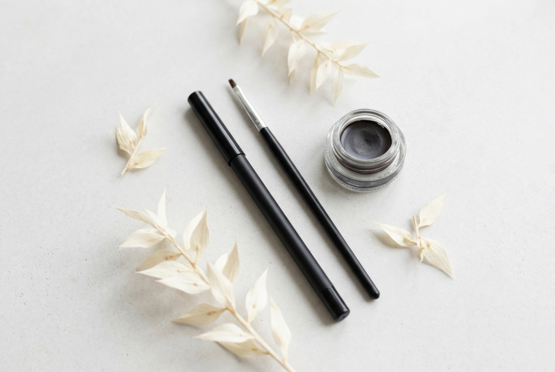 Maquillage de la muqueuse de l'œil : produits, techniques et tenue