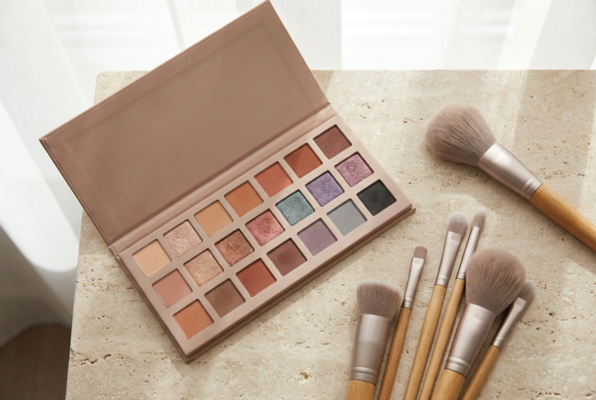 Palette d'ombres à paupières : choix des couleurs, agencement et applications pratiques